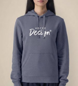 Mannequin femme de face portant le sweat unisexe drummer couleur blue grey Mannequin femme de face portant le sweat unisexe drummer couleur blue grey