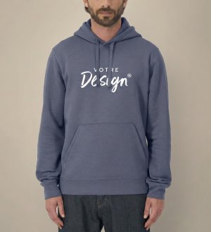 Mannequin homme de face portant le sweat unisexe drummer couleur blue grey