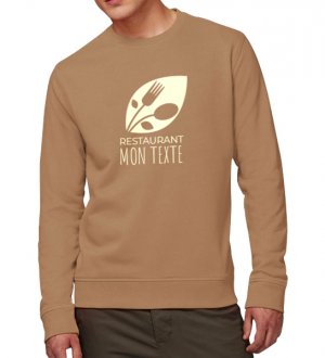 Le sweat STSU811 à personnaliser en coloris Camel Le mannequin homme porte le sweat à col rond en coton bio à personnaliser STSU811 en coloris Camel.