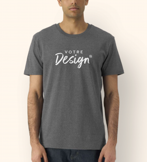 Mannequin homme de face portant le tee-shirt unisexe en coton bio recyclé Re-Creator en couleur RE-Black