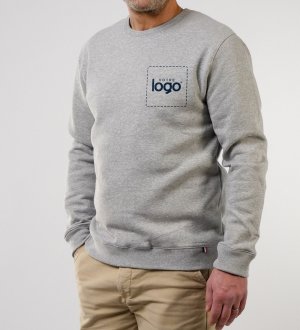 mannequin homme de face portant le sweat Alix col rond personnalisable fabriqué en France  mannequin homme de face portant le sweat Alix col rond personnalisable fabriqué en France