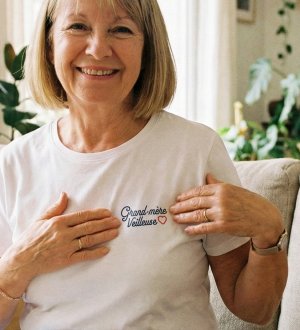 mannequin femme de face portant le T-shirt femme Grand-mère veilleuse