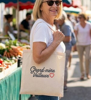 mannequin femme de profil portant le Tote bag Grand-mère veilleuse