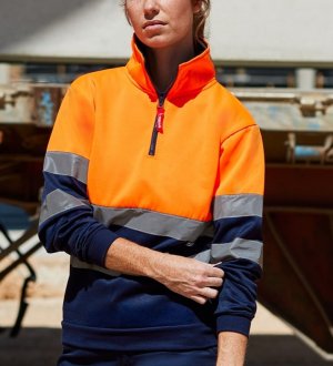 Sweat col zippé haute visibilité porté par une femme Sweat col zippé haute visibilité porté par une femme