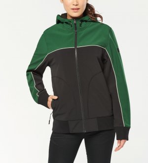Veste softshell personnalisable WK450 en coloris Black / Forest Green Femme portant une veste softshell personnalisable WK450 en coloris Black / Forest Green sans logo