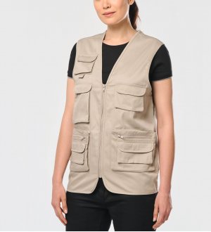 mannequin femme de face portant le Gilet polycoton multipoches doublé unisexe personnalisable mannequin femme de face portant le Gilet polycoton multipoches doublé unisexe personnalisable