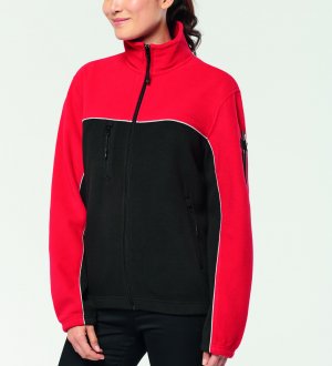 Veste polaire contrastée WK904 en coloris black / red sans logo porté par une femme Veste polaire contrastée WK904 en coloris black / red sans logo porté par une femme