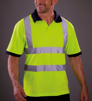 Polo manches courtes haute visibilité en coloris jaune fluo Polo manches courtes haute visibilité en coloris jaune fluo sans logo porté par un homme