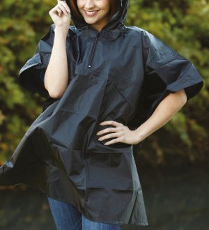 Poncho de pluie YK470 à personnaliser en coloris Black Poncho de pluie YK470 à personnaliser en coloris Black sans logo porté par une femme