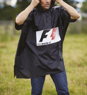 Exemple de logo floqué sur le poncho de pluie personnalisable YK470 en coloris Black Exemple de logo floqué sur le poncho de pluie unisexe personnalisable YK470 en coloris Black porté par un homme