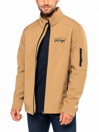 homme de face portant la veste softshell 3 couches personnalisable K401 en coloris Camel