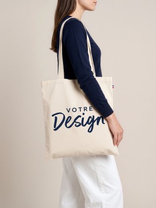 Tote bag fabriqué en France en coton bio THOMAS Naturel porté à l'épaule, personnalisé avec votre design
