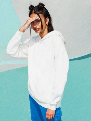 femme portant sweat bio ivory