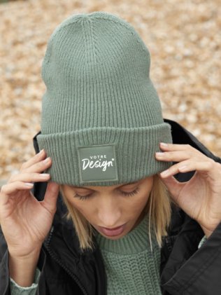 mannequin femme de face portant le Bonnet patch personnalisable