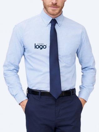 Simulation de marquage sur la chemise personnalisable Boston en coloris Ciel portée par un homme