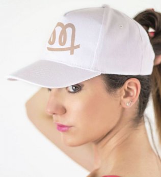 femme avec casquette portant le logo mistertee
