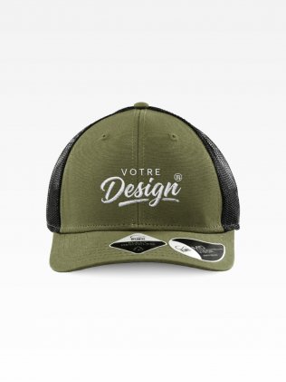Exemple de marquage personnalisé sur la casquette Trucker écoresponsable AT173, coloris Olive/Black