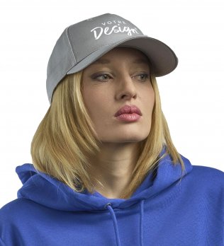 mannequin femme de face portant la casquette sport AT183 à personnaliser mannequin femme de face portant la casquette sport AT183 à personnaliser