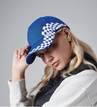 La casquette pilote B159 à personnaliser portée par une femme 