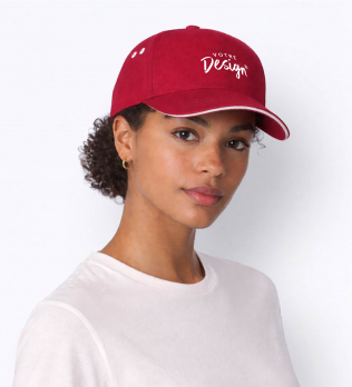 Mannequin femme de face portant la casquette B15c couleur classic red/white Mannequin femme de face portant la casquette B15c couleur classic red/white