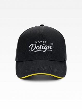 Exemple de marquage personnalisé sur la casquette Ultimate à 5 panneaux sandwich contrasté Exemple de marquage personnalisé sur la casquette Ultimate à 5 panneaux sandwich contrasté