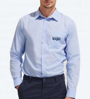 Chemise ajustee en popeline BALTIMORE FIT 02922 personnalisee avec un logo sur la poche poitrine Chemise ajustee en popeline BALTIMORE FIT 02922 personnalisee avec un logo sur la poche poitrine
