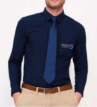 Exemple de logo floqué sur une chemise personnalisable Baltimore Fit en coloris bleu foncé