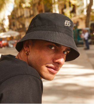 homme avec bob noir et logo beige