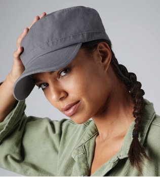 Casquette BF034 style army en coloris Graphite Grey Casquette BF034 style army en coloris Graphite Grey porté par une femme