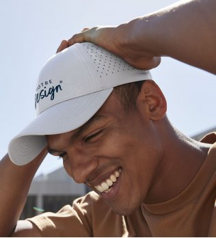 Mannequin homme portant la casquette BF189R en version blanche