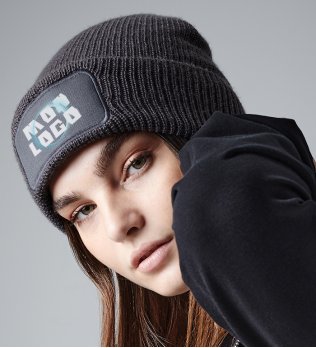 Bonnet doublé polaire BF440 en coloris Graphite grey avec exemple de logo floqué