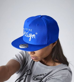 Casquette bleue personnalisée avec un logo porté Casquette bleue personnalisée avec un logo porté