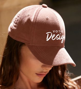 mannequin femme de face portant la Casquette baseball en velour personnalisable