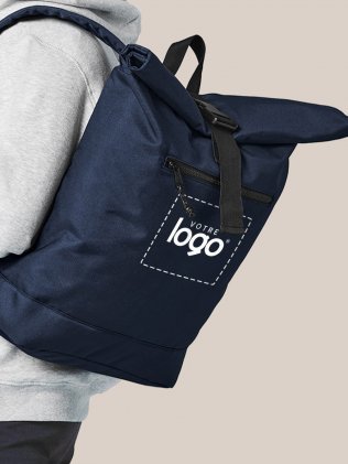 Homme portant le sac à dos enroulable BG286 couleur Navy Homme portant le sac à dos enroulable BG286 couleur Navy