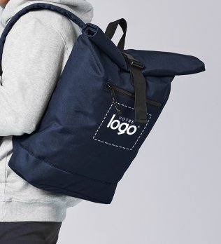 Homme portant le sac à dos enroulable BG286 couleur Navy