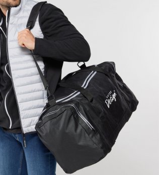 mannequin homme de face portant le Sac de sport 55 personnalisable