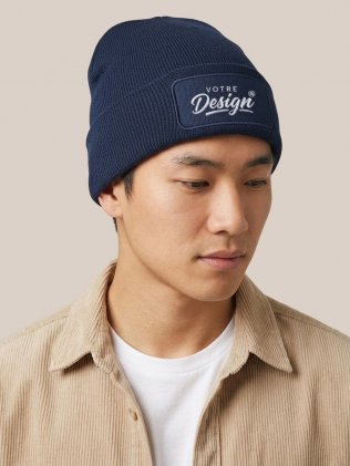 Bonnet Beanie Patch à personnaliser B445 French Navy porté, personnalisé avec votre design brodé sur le patch Bonnet Beanie Patch à personnaliser B445 French Navy porté, personnalisé avec votre design brodé sur le patch