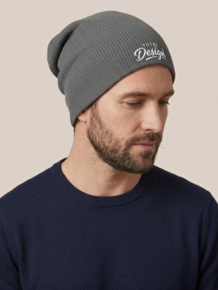 Bonnet slouch beanie B461 Smoke Grey porté, personnalisé avec votre design brodé Bonnet slouch beanie B461 Smoke Grey porté, personnalisé avec votre design brodé