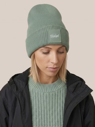 Bonnet en maille personnalisable BF336R Dusty green porté, personnalisé avec votre design brodé sur le patch