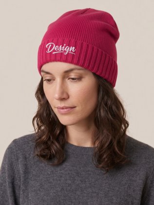 Bonnet avec bordure côtelée KP516 Fuchsia porté, personnalisé avec votre design brodé