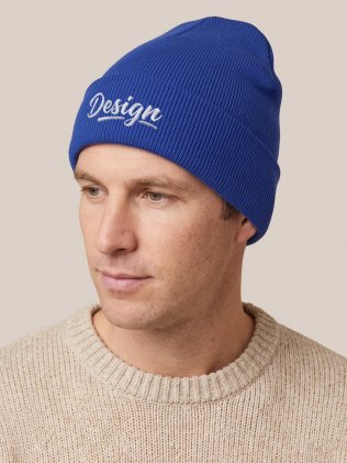 Bonnet de ski Woolly RC029X Royal porté, personnalisé avec votre design brodé Bonnet de ski Woolly RC029X Royal porté, personnalisé avec votre design brodé