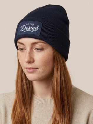 Bonnet imprimable Thinsulate™ recyclé personnalisable RC934X Navy porté, personnalisé avec votre design brodé sur le patch Bonnet imprimable Thinsulate™ recyclé personnalisable RC934X Navy porté, personnalisé avec votre design brodé sur le patch