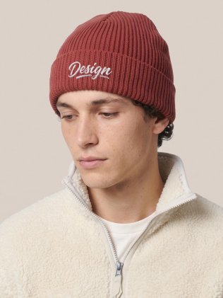 Bonnet de pêcheur Fisherman Beanie STAU771 Red Earth porté, personnalisé avec votre design brodé