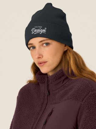 Bonnet Rib Beanie STAU772 porté, personnalisé avec votre design brodé au centre du revers
