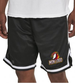 Short de basket personnalisé BY047 en coloris Black/White avec exemple de logo floqué Short de basket personnalisé BY047 en coloris Black/White avec exemple de logo floqué sur le bas d'une cuisse