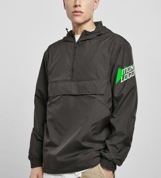Veste coupe-vent BY096 en coloris Black avec exemple de logo floqué sur la manche porté par un homme