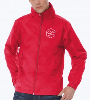 Homme portant le coupe-vent unisexe CGJUI60 avec logo