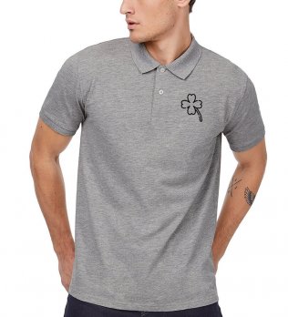 Le mannequin homme porte le polo CGPM430 en coton bio à personnaliser en coloris Heather Grey avec un exemple de logo