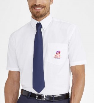 Exemple de logo floqué sur la poche de la chemise Brisbane en coloris Blanc Exemple de logo floqué sur la poche de la chemise Brisbane en coloris Blanc