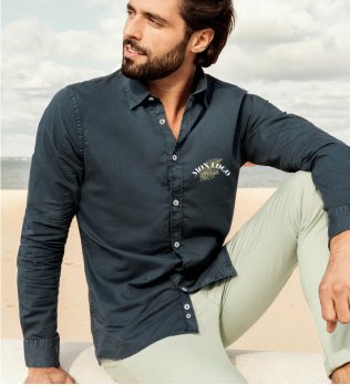 Exemple de logo floqué sur la chemise en coton bio NS502 en coloris Navy Exemple de logo floqué sur la chemise en coton bio NS502 en coloris Navy